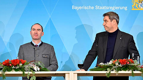 Spätestens seit der Flugblatt-Affäre herrscht frostige Stimmung zwischen Hubert Aiwanger (li.) und Markus Söder.