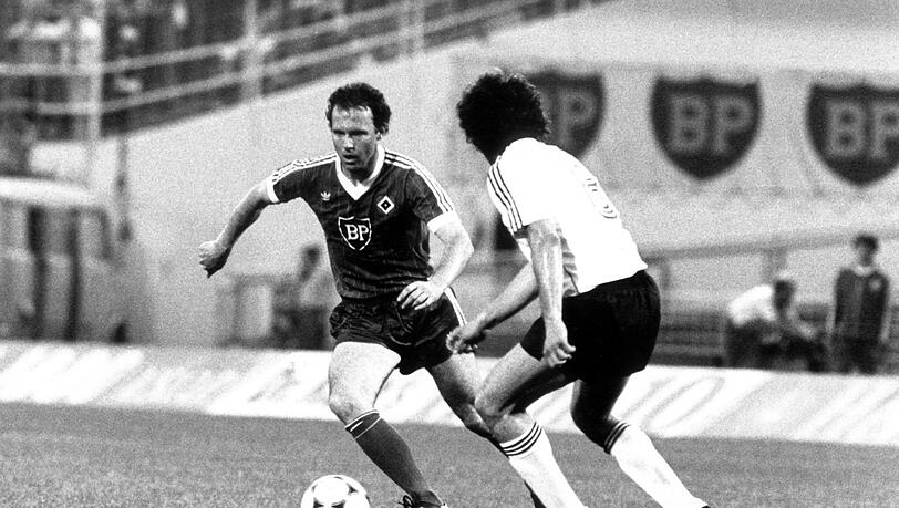 Spielszene mit Münchens Paul Breitner (r) und Hamburgs Franz Beckenbauer bei dessen Abschiedsspiel am 1.6.1982 im Hamburger Volksparkstadion.