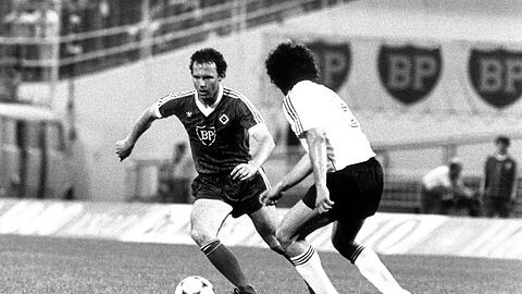 Spielszene mit Münchens Paul Breitner (r) und Hamburgs Franz Beckenbauer bei dessen Abschiedsspiel am 1.6.1982 im Hamburger Volksparkstadion.