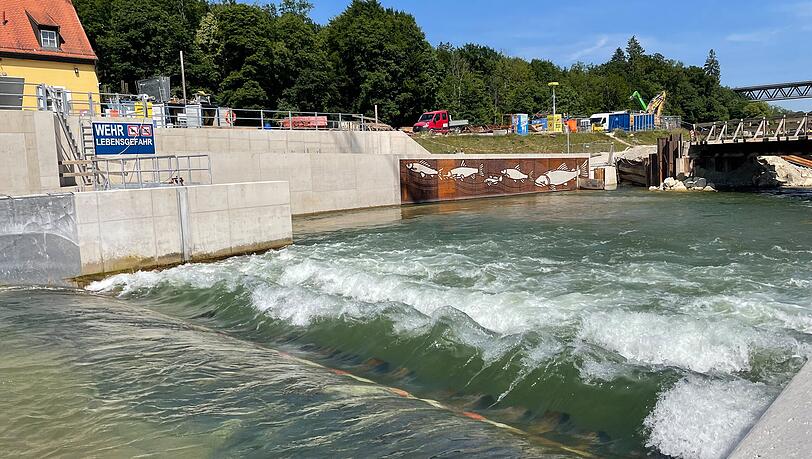 An der Wehranlage Großhesselohe im Landkreis München gerieten die drei Ausflügler mit ihrem Schlauchboot in die Wasserwalze. An der Wehranlage Großhesselohe im Landkreis München gerieten die drei Ausflügler mit ihrem Schlauchboot in die Wasserwalze.