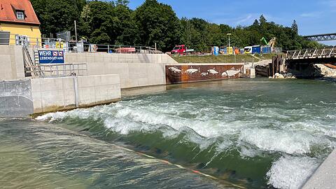 An der Wehranlage Gro&szlig;hesselohe im Landkreis M&uuml;nchen gerieten die drei Ausfl&uuml;gler mit ihrem Schlauchboot in die Wasserwalze.