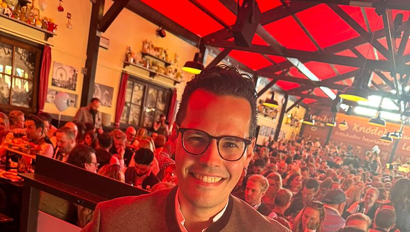 CSU-Stadtrat Laurenz Kiefer mit Schlegel in der Knödelei. CSU-Stadtrat Laurenz Kiefer mit Schlegel in der Knödelei.