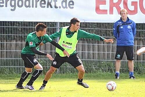 Feiert heute beim Test in Wehen-Wiesbaden Premiere im Kleeblatt-Trikot: Danijel Aleksic (Mitte) im Trainingsduell mit Edgar Prib. Trainer Mike Büskens verfolgt es mit Interesse.