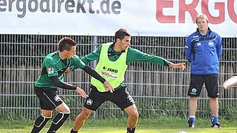 Feiert heute beim Test in Wehen-Wiesbaden Premiere im Kleeblatt-Trikot: Danijel Aleksic (Mitte) im Trainingsduell mit Edgar Prib. Trainer Mike Büskens verfolgt es mit Interesse.