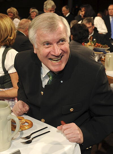 Horst Seehofer ist sichtlich amüsiert - wie lange das wohl noch so bleibt?