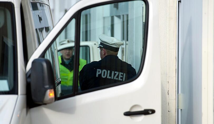 Bei dem Wohnungsbrand mit vier Toten in rheinischen Langenfeld handelt es sich offenbar um ein Familientragödie. Die Polizei verdächtigt nach ersten Ermittlungen den Familienvater, das Feuer am Freitagmorgen gelegt zu haben.