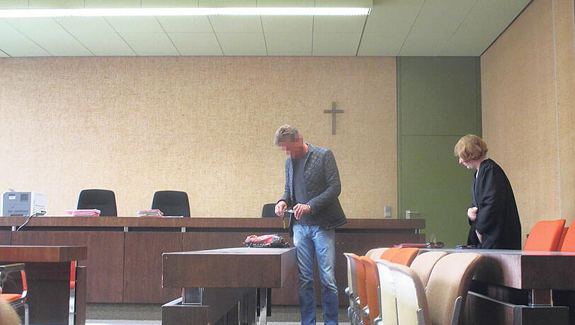 Vor Gericht: Hans F., der Exhibitionist vom Flaucher. Vor Gericht: Hans F., der Exhibitionist vom Flaucher.