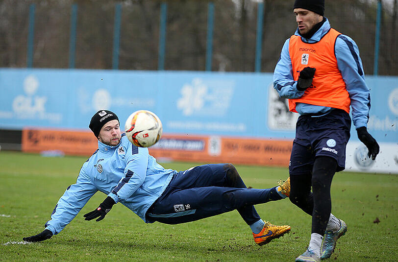 Neuerlicher Rückschlag für 1860-Angreifer Stephan Hain - hier im Training mit Gary Kagelmacher (rechts).
