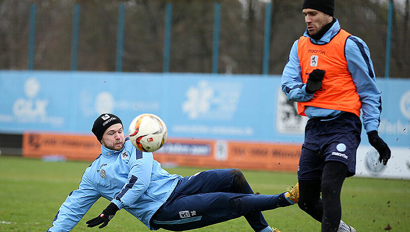 Neuerlicher Rückschlag für 1860-Angreifer Stephan Hain - hier im Training mit Gary Kagelmacher (rechts). Neuerlicher Rückschlag für 1860-Angreifer Stephan Hain - hier im Training mit Gary Kagelmacher (rechts).