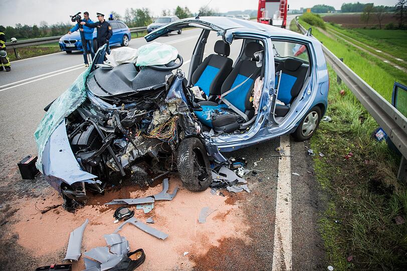 Ein 48-Jähriger stirbt bei einer Frontalkollision mit einem Lkw.