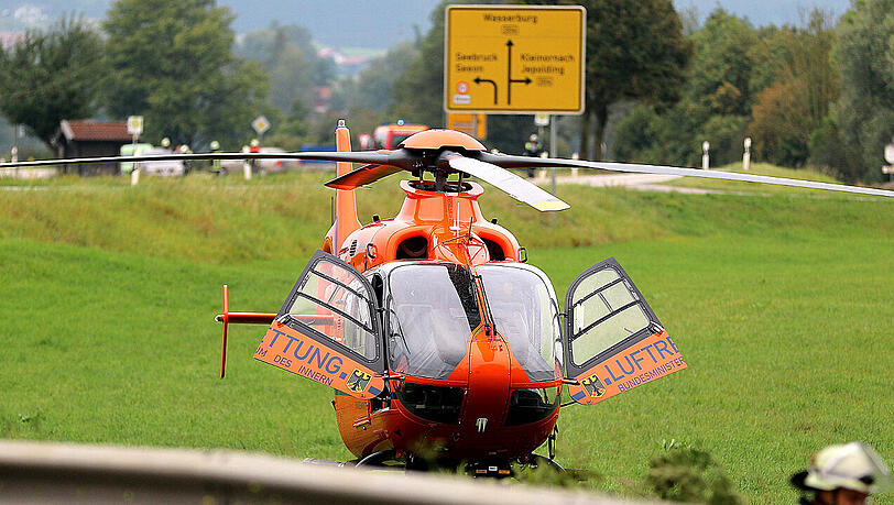Die Frau wurde in ihrem Fahrzeug eingeklemmt und musste von der Feuerwehr aus dem Auto befreit werden, ihr Sohn auf dem Beifahrersitz konnte den Wagen selbstständig verlassen.