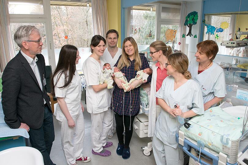 Die Mama mit ihren Jungs und dem Team der Neonatologie im Klinikum Harlaching &ndash; ganz links: Abteilungs-Chefarzt Marcus Krüger. Ingsgesamt 21 Pflegekräfte, Hebammen und Ärzte halfen bei der Geburt.