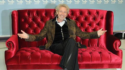 Herzlichen Glückwunsch, Thomas Gottschalk. Reingefeiert hat er &ndash; natürlich &ndash; live im Fernsehen.