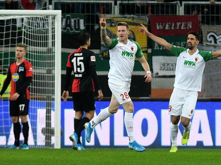 Augsburgs Torschütze Andre Hahn (M.) jubelt nach seinem Tor zum 3:0 mit Rani Khedira. Foto: Stefan Puchner/dpa