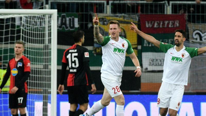 Augsburgs Torschütze Andre Hahn (M.) jubelt nach seinem Tor zum 3:0 mit Rani Khedira. Foto: Stefan Puchner/dpa Augsburgs Torschütze Andre Hahn (M.) jubelt nach seinem Tor zum 3:0 mit Rani Khedira. Foto: Stefan Puchner/dpa