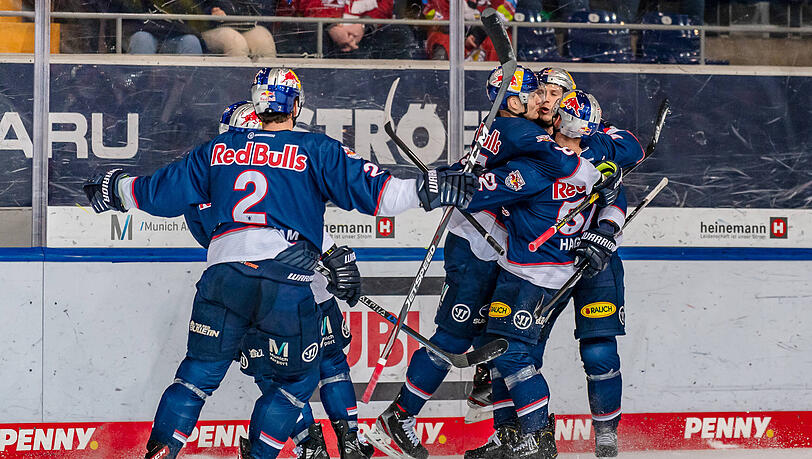 Der EHC feiert den Siegtreffer gegen Bremerhaven.