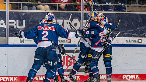 Der EHC feiert den Siegtreffer gegen Bremerhaven.