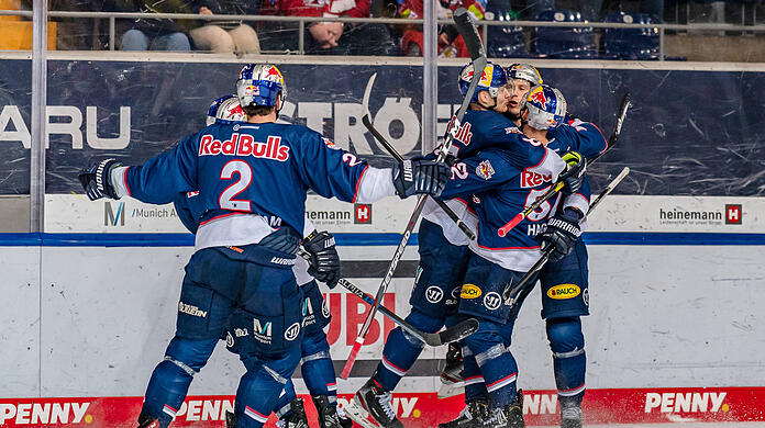 Der EHC feiert den Siegtreffer gegen Bremerhaven.