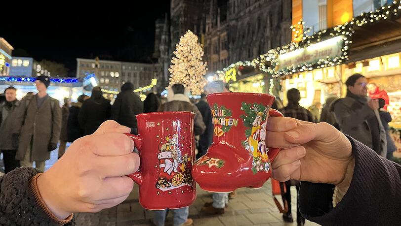 Prost am Rathaus: Am Marienplatz probiert die AZ Kirschglühwein und Kinderpunsch. Prost am Rathaus: Am Marienplatz probiert die AZ Kirschglühwein und Kinderpunsch.