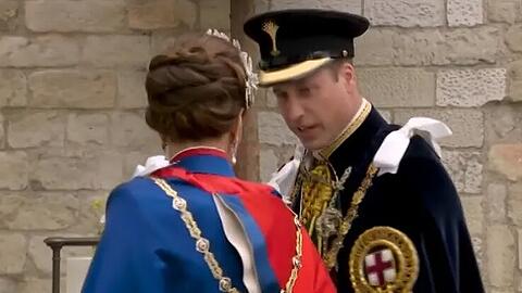 Prinz William wendet sich am Eingang der Westminster Abbey an Ehefrau Kate