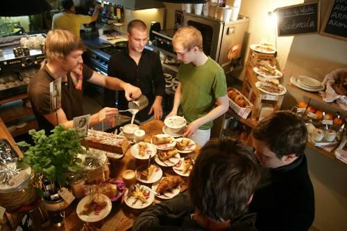 Moderne Kuchen-Fans: Nach 300 Jahren lernen auch Männer den Kaffeeklatsch schätzen. Die Kellner Flo, David und Flo bei der Arbeit.