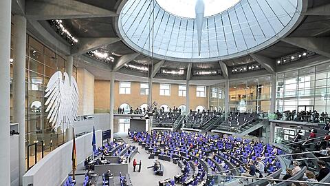 Eine monatliche Diät in Höhe von mehr als 11.000 Euro erhalten Abgeordnete des Bundestags – nebenbei verdienen viele aber noch weiter.