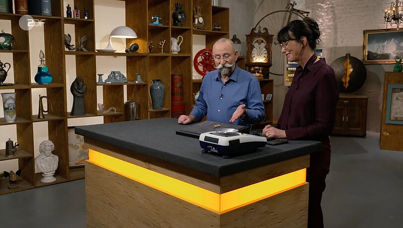 "Das sieht aber s&uuml;&szlig; aus", gibt Horst Lichter bei "Bares f&uuml;r Rares" beim Anblick der Brosche zu.