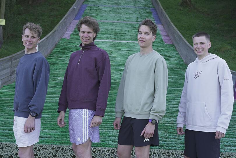 Winter wie Sommer konkurrieren die vier Br&uuml;der auf der Skisprungschanze und auf der Langlaufstrecke. Von links: David (25), Simon (23), Lukas (21) und Elias (18).