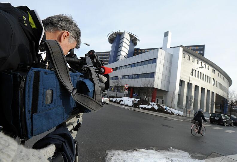 Ein Kameramann filmt im Februar die Universitätsklinik für Allgemeine und Chirurgische Intensivmedizin in Inssbruck, in der Friso nach dem Unglück lag.