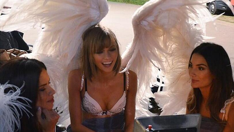 Alessandra Ambrosio (v.l.), Karlie Kloss und Lily Aldridge begutachten das Ergebnis des Shootings Alessandra Ambrosio (v.l.), Karlie Kloss und Lily Aldridge begutachten das Ergebnis des Shootings