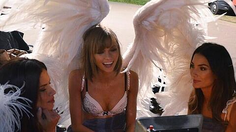 Alessandra Ambrosio (v.l.), Karlie Kloss und Lily Aldridge begutachten das Ergebnis des Shootings