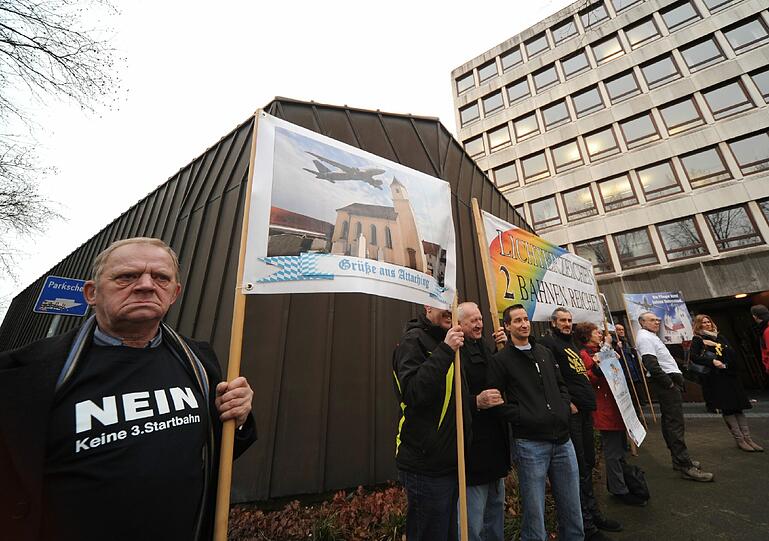Vor dem Gerichtsgebäude demonstrieren die Startbahn-Gegner bis zuletzt.