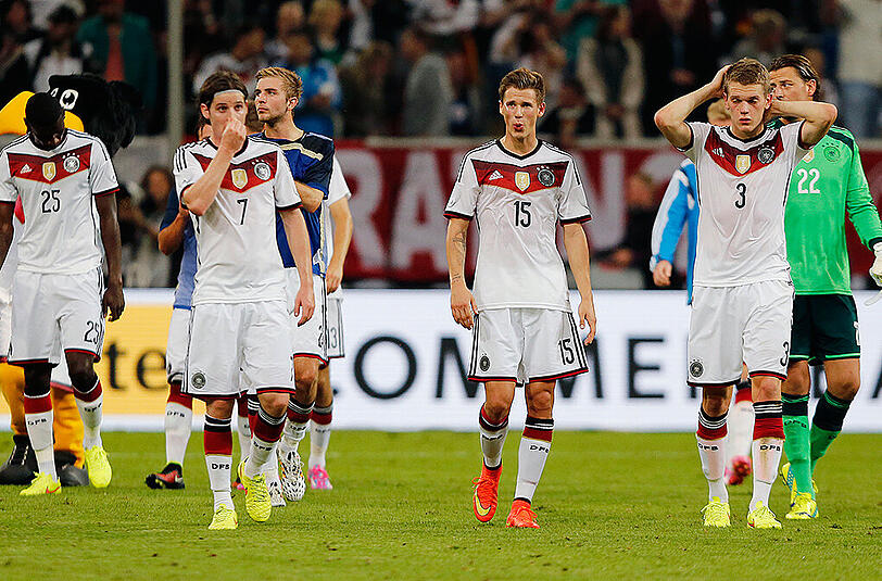 Die Spieler der deutschen Nationalmannschaft nach der Niederlage gegen Argentinien.