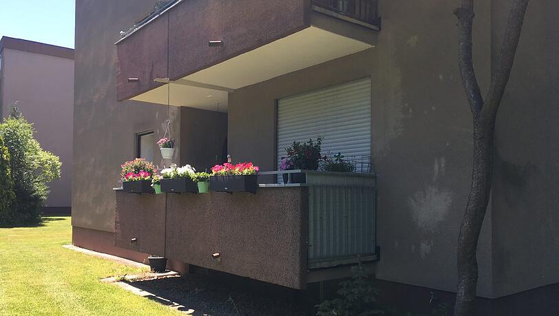 Über diesen Balkon verschafft sich der Täter Zugang zu der Wohnung. Über diesen Balkon verschafft sich der Täter Zugang zu der Wohnung.