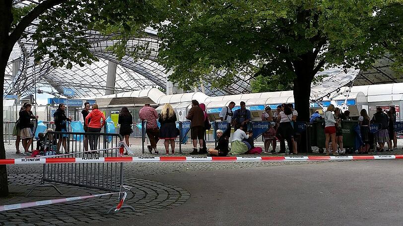 Die Gabalier-Fans sind schon Stunden vor dem Einlaß im Olympiapark. So langsam füllt es sich.