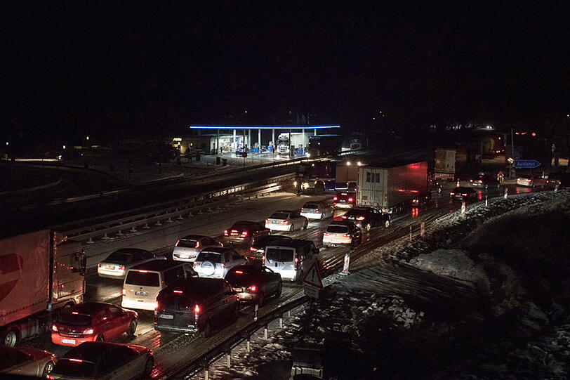 Bilder vom Donnerstagabend: Der Verkehr staut sich auf der A8.