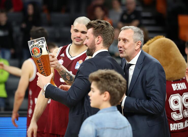 Die Basketballer des FC Bayern feiern ihren ersten Pokalsieg seit einem halben Jahrhundert! Die besten Bilder der feucht-fröhlichen Party...