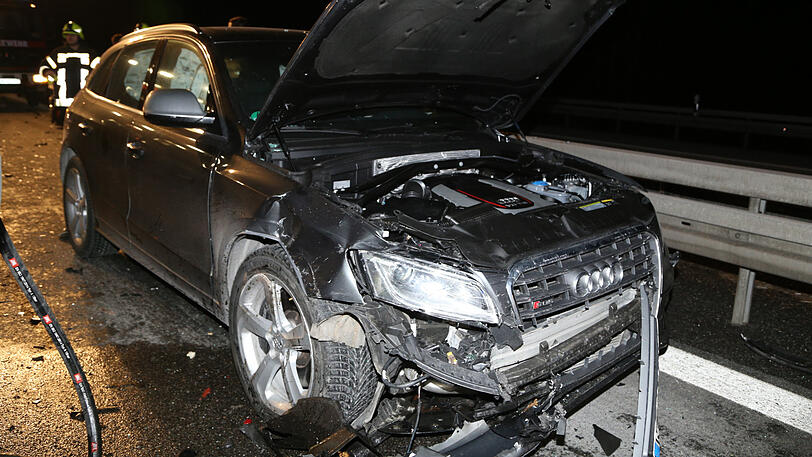 Der weiße Wagen war unbeleuchtet auf dem rechten Fahrstreifen unterwegs. Ein anderer Autofahrer sah ihn zu spät und krachte hinein.