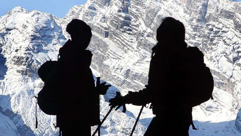 Gegen 18.20 Uhr setzte das Paar am Montagabend einen Notruf ab, wie das Bayerische Rote Kreuz (BRK) mitteilte. (Symbolbild) Gegen 18.20 Uhr setzte das Paar am Montagabend einen Notruf ab, wie das Bayerische Rote Kreuz (BRK) mitteilte. (Symbolbild)