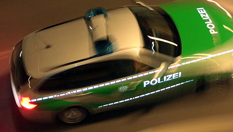 Die Polizei verfolgte den Jugendlichen durch die Nacht. Die Polizei verfolgte den Jugendlichen durch die Nacht.