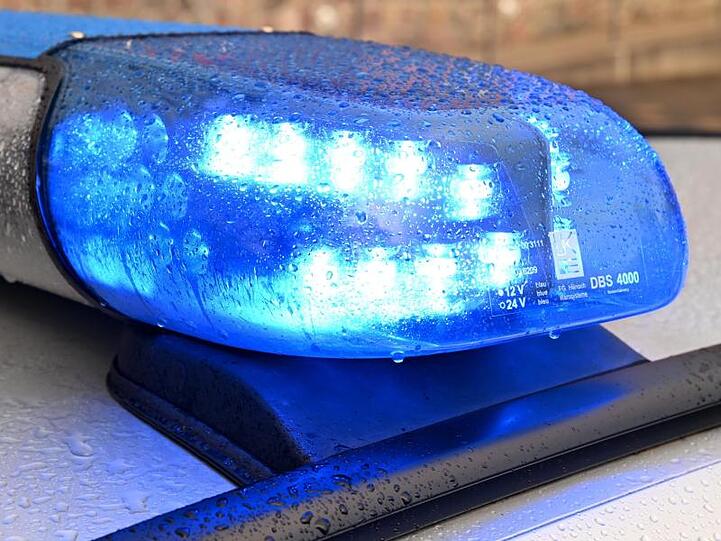 Ein Streifenwagen der Polizei steht mit eingeschaltetem Blaulicht. Foto: Carsten Rehder/dpa