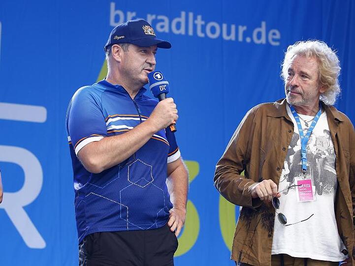 Markus Söder (CSU, l), Ministerpräsident des Freistaates Bayern, steht neben Entertainer Thomas Gottschalk. Foto: Peter Kolb
