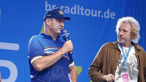Markus Söder (CSU, l), Ministerpräsident des Freistaates Bayern, steht neben Entertainer Thomas Gottschalk. Foto: Peter Kolb