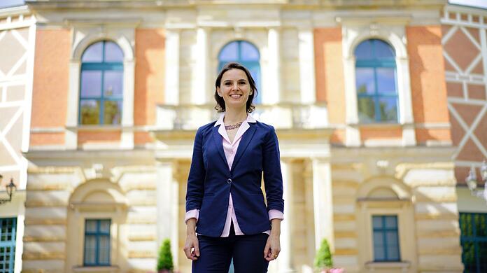 Oxana Lyniv wird - wenn nichts dazwischen kommt - die erste Dirigentin auf dem Grünen Hügel. Sie dirigiert heuer den "Fliegenden Holländer".