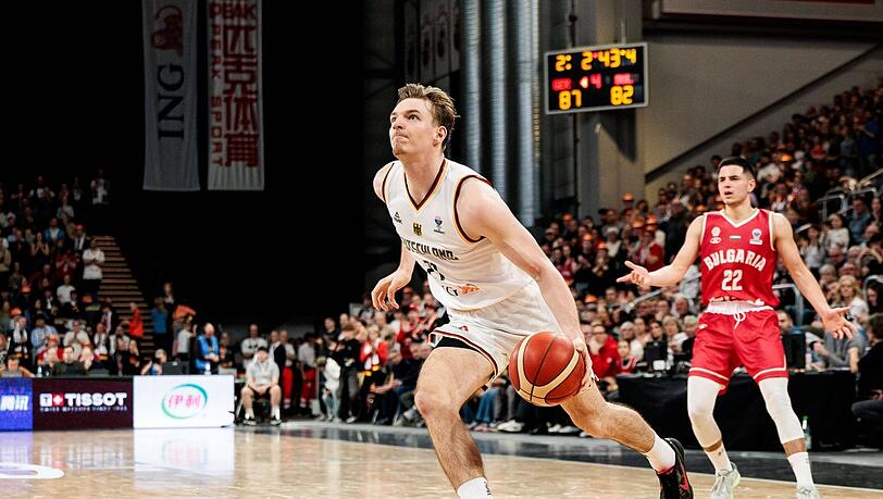 Bayerns Justus Hollatz (l.) zieht im DBB-Trikot im EM-Qualifikationsspiel gegen Bulgarien zum Korb.