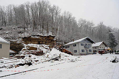 Das Haus wurde unter 250 Tonnen begraben. Links das Verwaltunggebäude der Brauerei, rechts das nächste Wohnhaus.