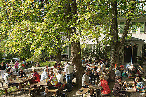 Grün ist die dominierende Farbe des idyllischen Biergartens der Schlosswirtschaft Mariabrunn.