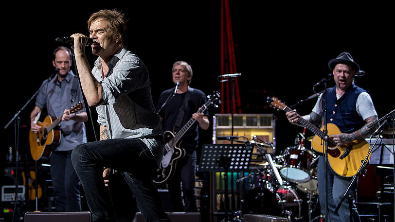 Bilder vom Auftritt der Toten Hosen, gemeinsam mit Gerhard Polt und den Well-Brüdern, in den Münchner Kammerspielen.