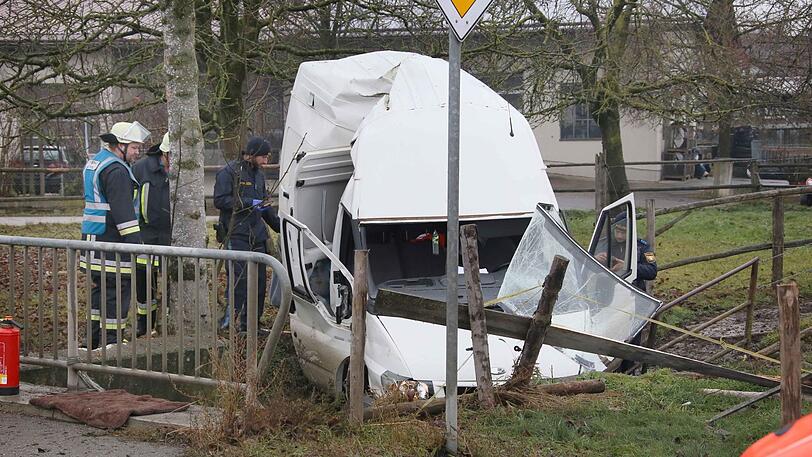 Eine 34-Jährige ist am Sonntagmorgen mit einem Kleintransporter gegen einen Baum geprallt.