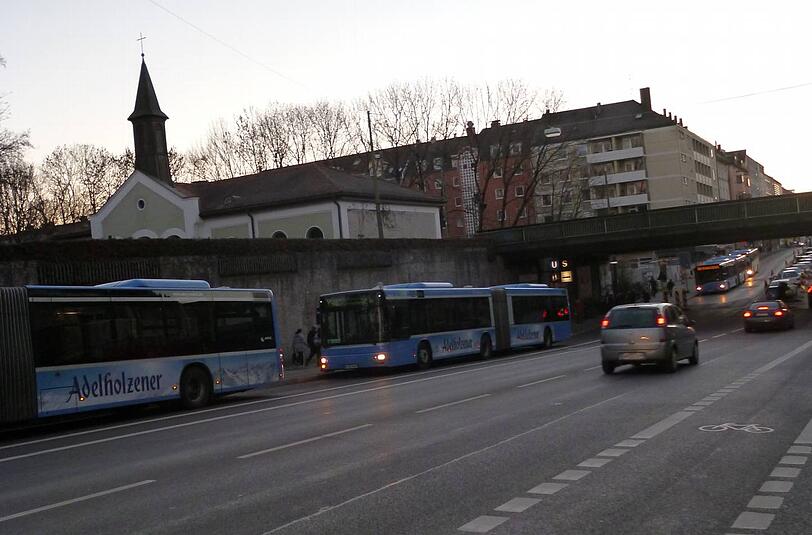 Die Bushaltestellen am Harras: Wenn hier alle Busse halten ist es gerade für Senioren schwer, den Anschluss zu bekommen.